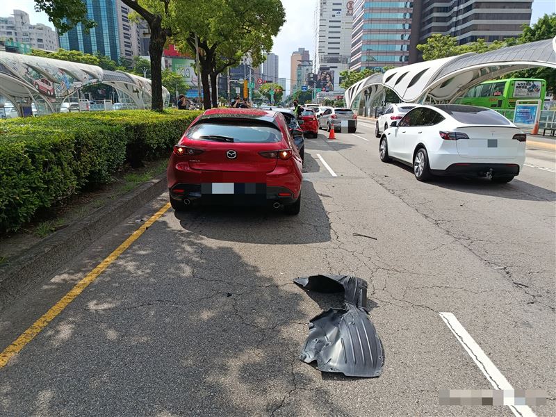 林男左轉時追撞上前方3輛停等紅燈的車輛。(圖/翻攝畫面)