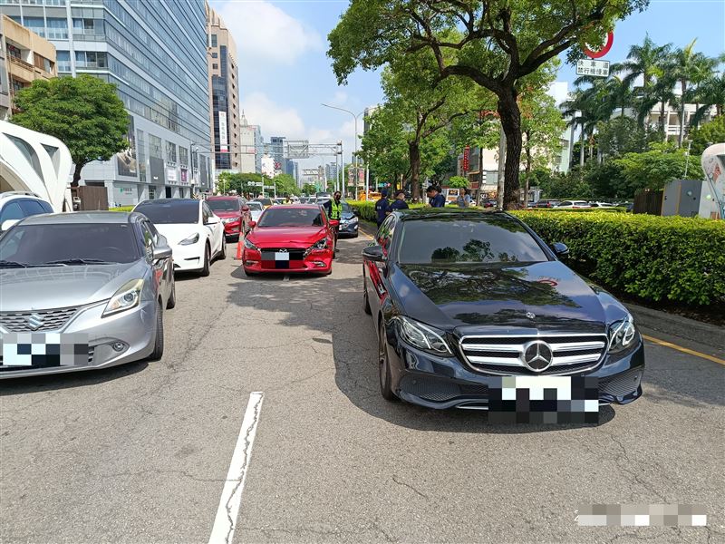 林男施用咖啡包後開車上路追撞前方車輛。(圖/翻攝畫面)