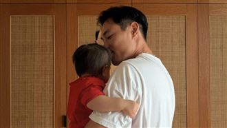 楊爸爸72歲冥誕　楊祐寧曬父子合照惹鼻酸