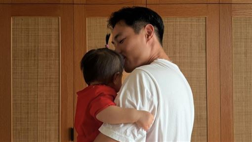 楊爸爸72歲冥誕　楊祐寧曬父子合照惹鼻酸