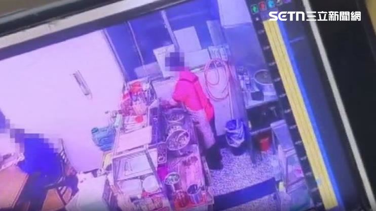 女員工將錢往圍裙口袋塞