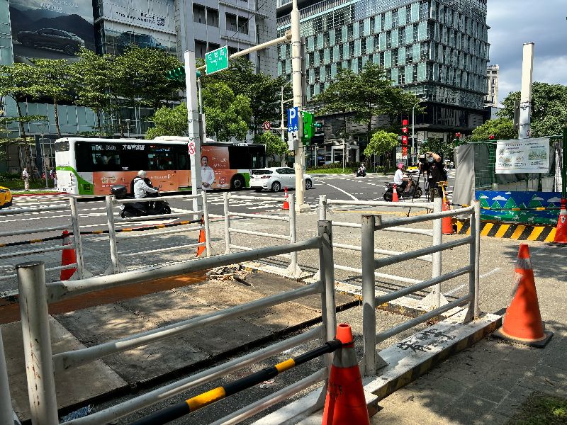 議員曝信義區遮陽傘延宕,北市府:加速施工