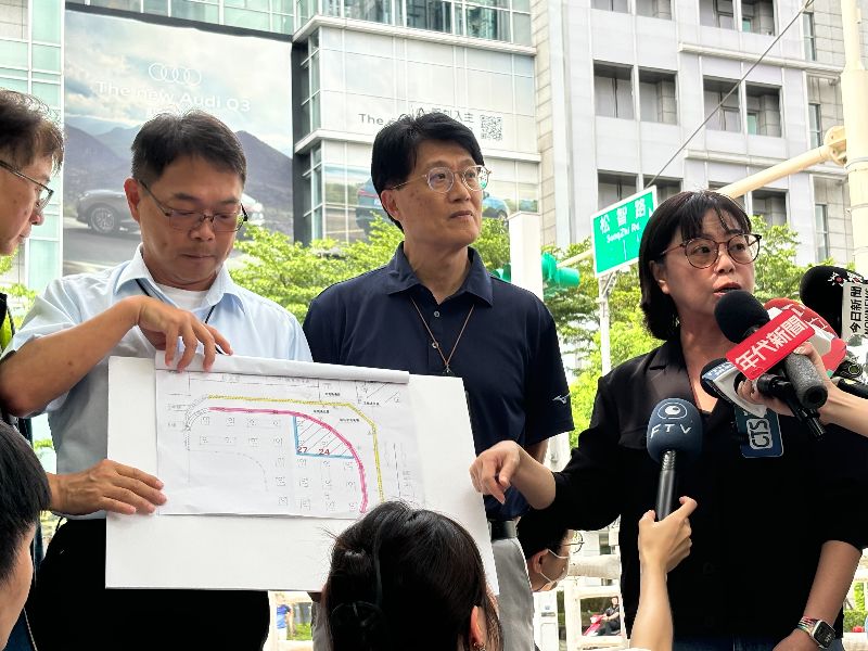 台北市政府規劃在信義區裝設8支菇狀遮陽傘,遭質疑為施工移除樹穴。都發局長簡瑟芳(右1)及工務局長黃一平(右2)日前說明,樹木移植及樹穴調整是為營造無障礙通行空間,而非為蓋遮陽傘