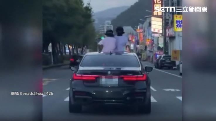 宜蘭礁溪兩名男子車輛行駛時將天窗打開、站在車上