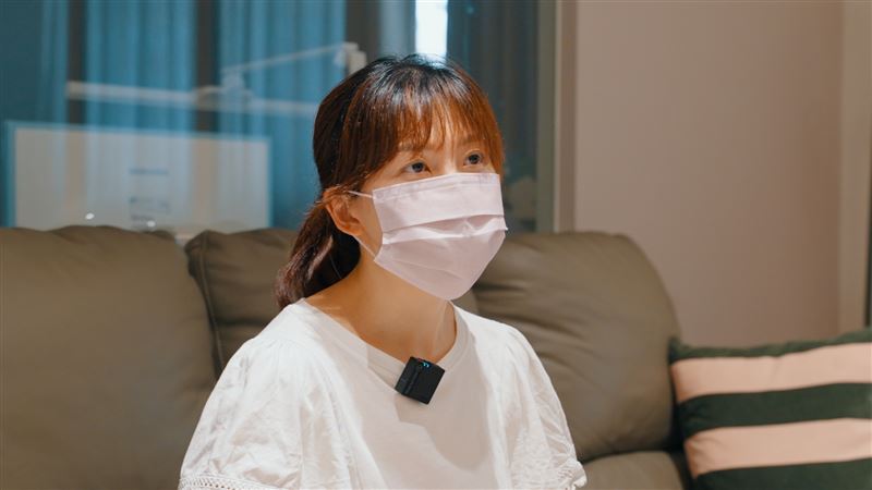 台北的J小姐因為天生缺牙,14歲就被醫師建議要植牙,卻付出慘痛代價。(圖/記者戴華辰攝影)