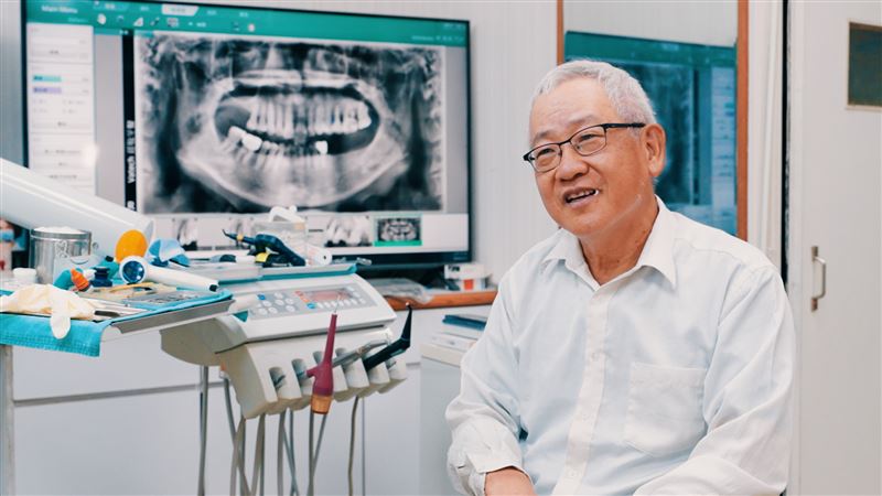 莊敬牙醫診所徐勵生醫師,在地經營超過30年,主要服務周邊鄰里。(圖/記者戴華辰攝影)