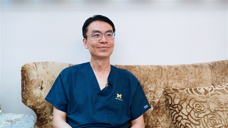 新北市牙醫師公會理事長─温世政醫師,深入分析台灣牙醫診所過剩帶來的隱憂。(圖/記者戴華辰攝影)