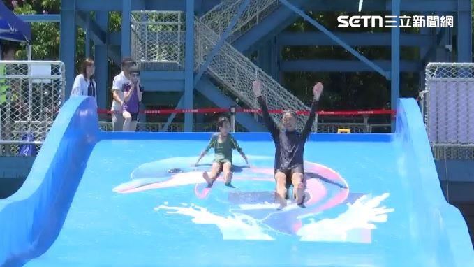 大型滑水道讓小孩玩了又玩
