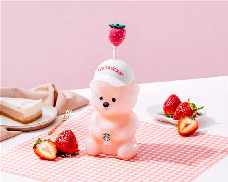 7月7日起,星巴克推出全新 「草莓Bearista玻璃TOGO冷水杯」。(圖/品牌業者提供)