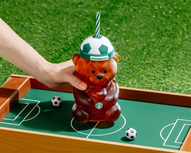 Bearista同步換上足球造型帽,為夏季精彩賽事熱情應援。(圖/品牌業者提供)