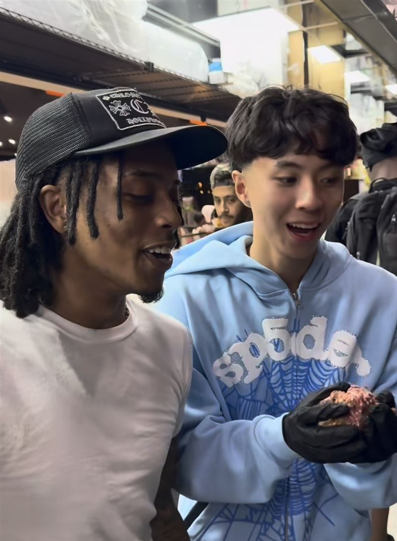 RAY遠赴美國全職開創實況版圖在各大頂流節目中頻頻輸出台灣文化被稱為最強外交官。(圖/翻攝自IG @rayaianboy_)