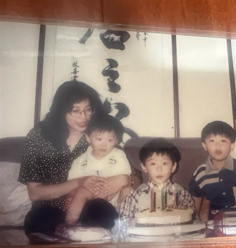 李柏瑟在臉書PO出與3個兒子的合照,也透露出當媽媽的無奈。(圖/翻攝自「桃園媽媽-李柏瑟」臉書)