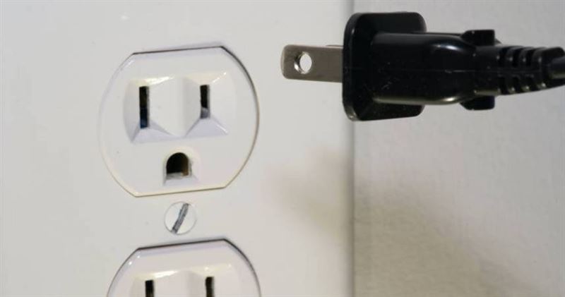 有部分民眾為了省電，在家會順手拔掉不用的電器插頭，但有日本專家表示，不是所有電器都適用。（圖／報系資料照）