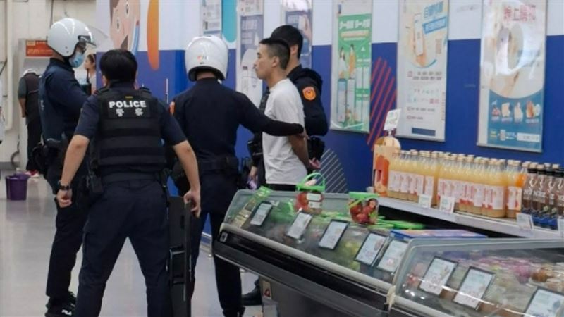 犯嫌被警方逮捕。(圖/民眾授權提供)