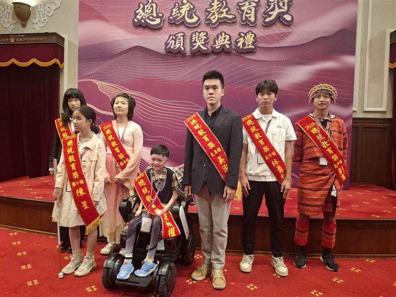 罹患罕見疾病「先天性表皮分解性水泡症」(俗稱泡泡龍)的新北市土城國小學生王柏權(圖中坐輪椅者),是2026年總統教育獎得主之一。(圖/記者周佩怡攝影)