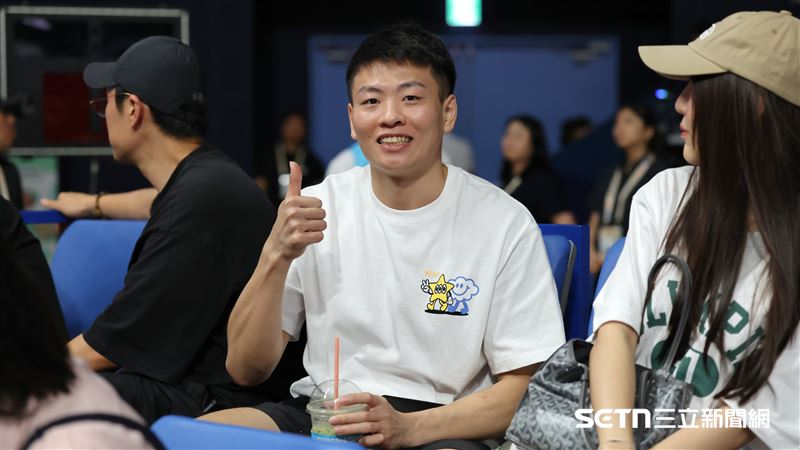 關達祐赴韓挺隊友 買蛋塔慰勞辛苦全隊