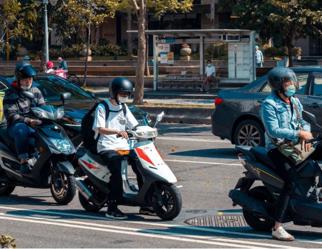 夏季防曬措施不容忽視，騎機車應穿長袖衣物，減少皮膚曝曬面積。（pexels提供，圖非當事人）