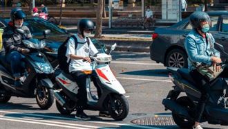 騎車鐵齒未防曬　他手臂長疹光過敏