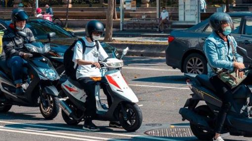 騎車鐵齒未防曬　他手臂長疹光過敏