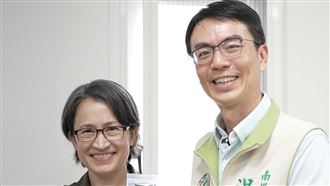 蕭美琴訪南投　温世政贈十字架祝國泰民安