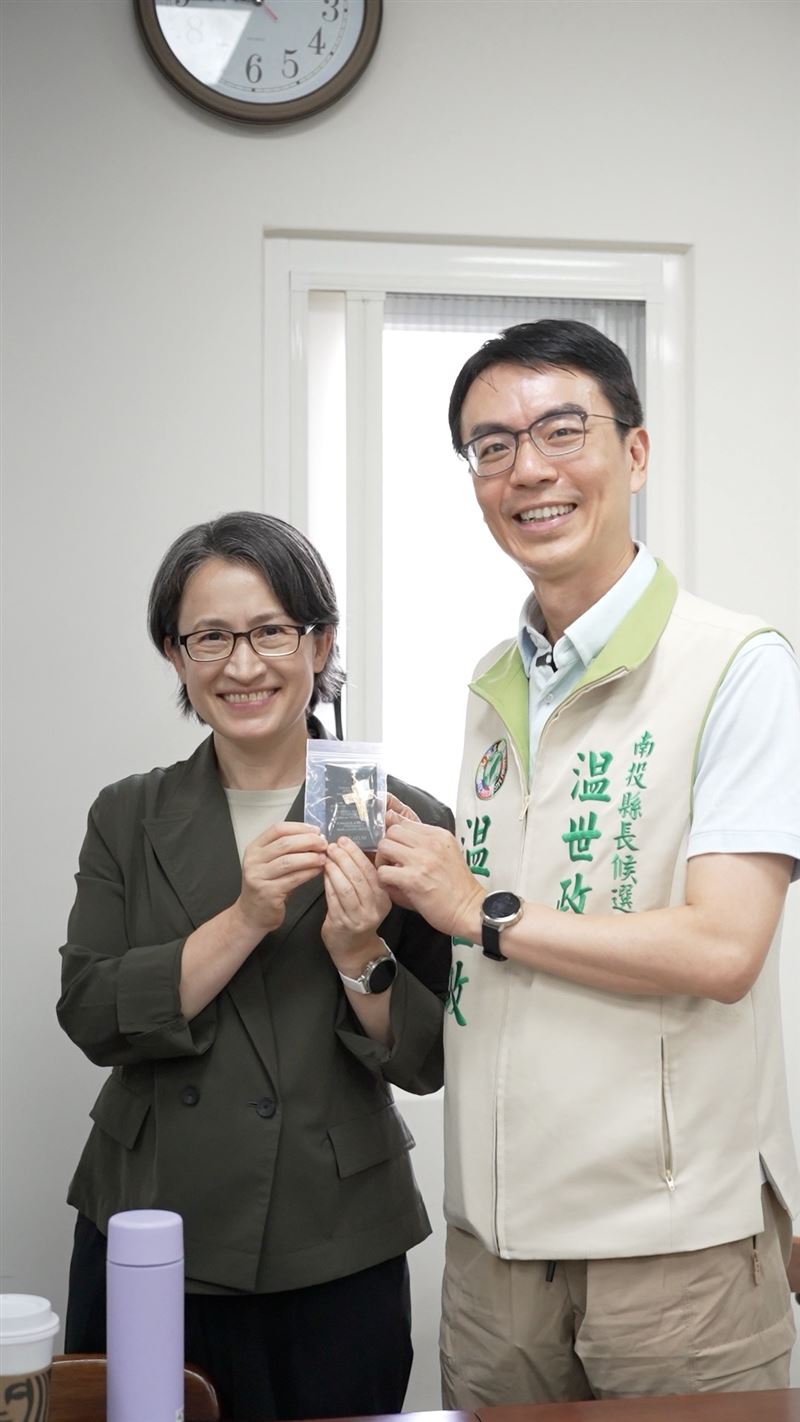 民進黨南投縣長候選人温世政（右）與副總統蕭美琴（左）出席教會活動。（圖／温世政辦公室提供）