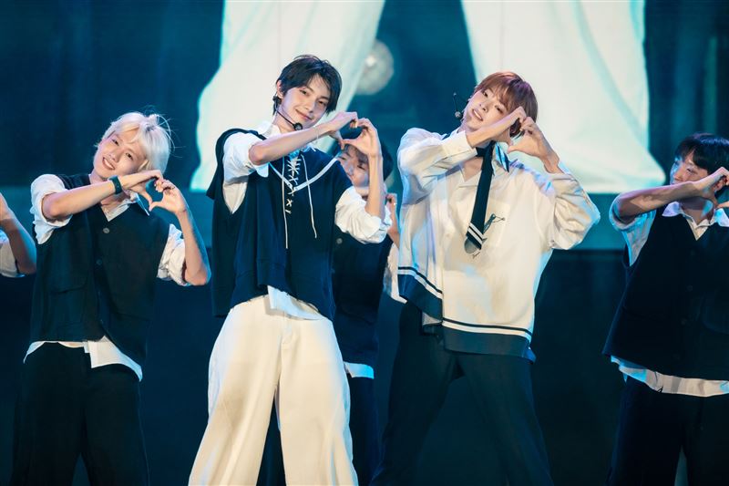 FLARE U登上「高雄啤酒音樂節」舞台，這也是崔立于（左）首度帶著隊友姜玗進回家鄉演出。（圖／讀者提供）