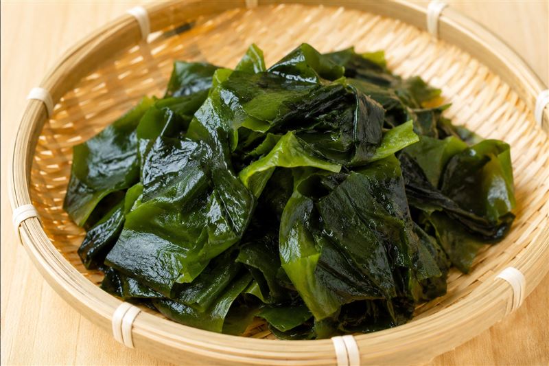 研究發現,長期食用海藻的日本人腸道菌中,高達九成具分解海帶、裙帶菜的特殊酵素基因,有助維持腸道健康與穩定血糖,可能是長壽的關鍵之一。(示意圖/AI製圖)