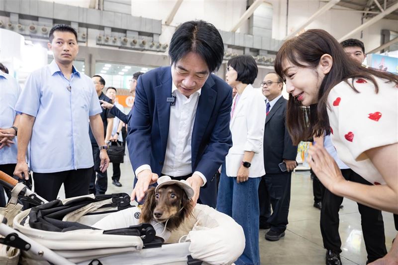 總統賴清德3日出席台北寵物用品展時指出，目前台灣寵物鏈產值達800億元。（圖／翻攝自總統賴清德臉書）