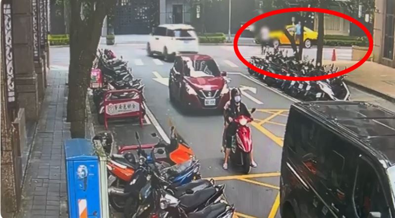 監視器拍下張男砸車。(圖/翻攝畫面)
