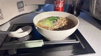 都市傳說是真的！機上點泡麵乘客全被香醒
