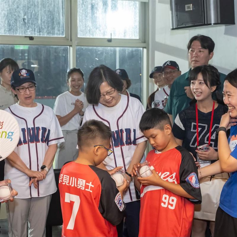 AIT攜手中職味全龍隊在天母棒球場舉辦「台美友好之夜 America Day x American Night Market」活動,與各界共同慶祝美國建國250周年,前總統蔡英文也應邀前往。(圖/取自蔡英文Threads)