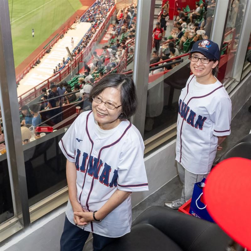 蕭美琴投完開場球後回貴賓室,被蔡英文笑虧:「投球投到地上去。」兩人鬥嘴鼓展現好交情。(圖/取自蔡英文Threads)