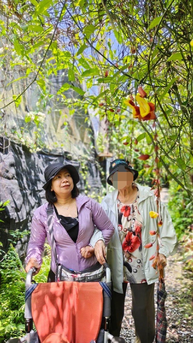 來自印尼的雪莉（左）因丈夫過世多年，留下她和年幼女兒，為負擔女兒念護理系費用，她2009年離鄉赴台擔任看護，至今已經16年。 （雪莉提供）