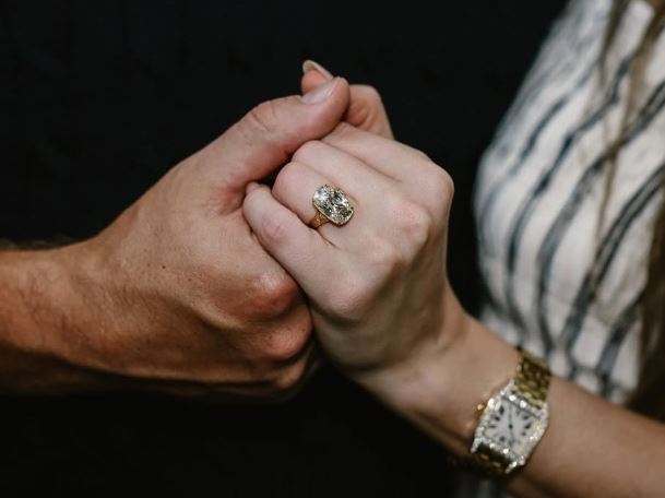 兩人於2025年8月26日公開宣布訂婚。(圖/翻攝自IG@killatrav)