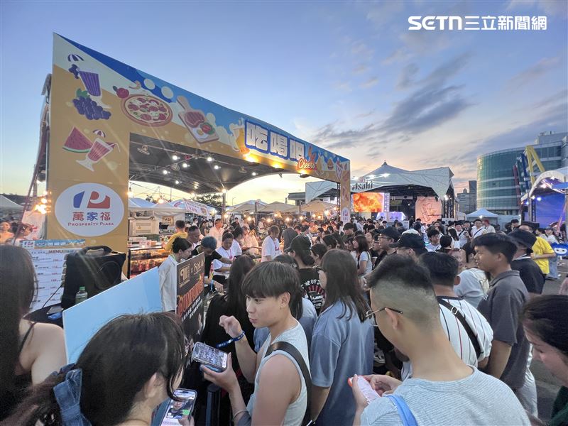 萬家福處女作！「15現做熱食」進駐高雄啤酒節，打造寬敞的專屬用餐區。（圖／萬家福提供）