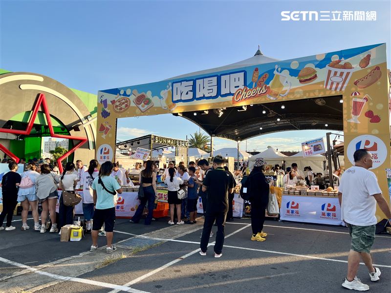 萬家福處女作！「15現做熱食」進駐高雄啤酒節，打造寬敞的專屬用餐區。（圖／萬家福提供）
