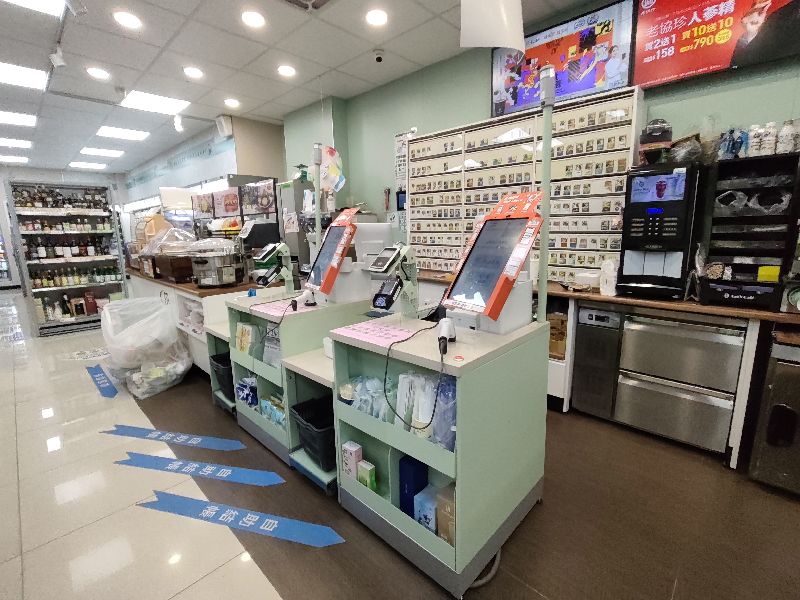 全家便利商店近期在部分店鋪試行大夜班無人營運模式,門市已設置自助結帳設備,以科技協助提升營運效率,因應零售業缺工挑戰