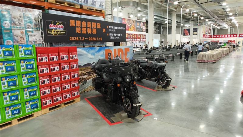 哈雷在好市多新高雄店,展出品牌兩大旗艦重機。(圖/Harley-Davidson提供)