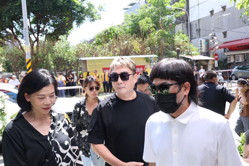 洪毛(左)、馬國弼(右)哀送傅子純最後一程。(圖/記者鄭孟晃攝影)