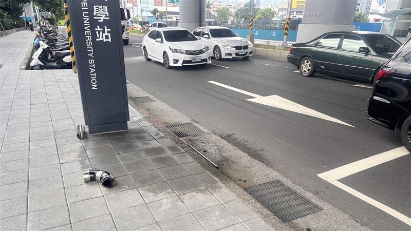 顯砸中騎士的排水污管。(圖/翻攝畫面)