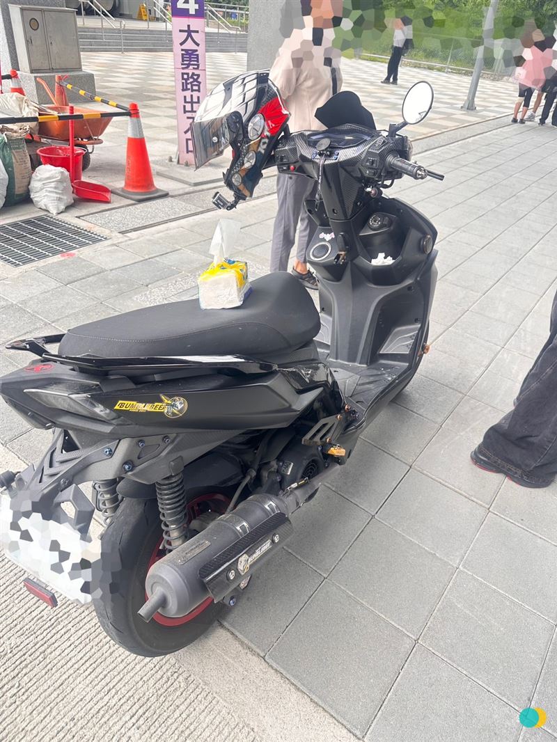 被砸中的機車。(圖/翻攝畫面)
