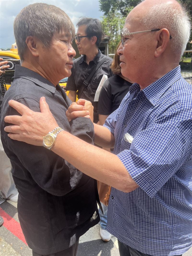 胡瓜與傅子純父親相擁。（圖／民視提供）