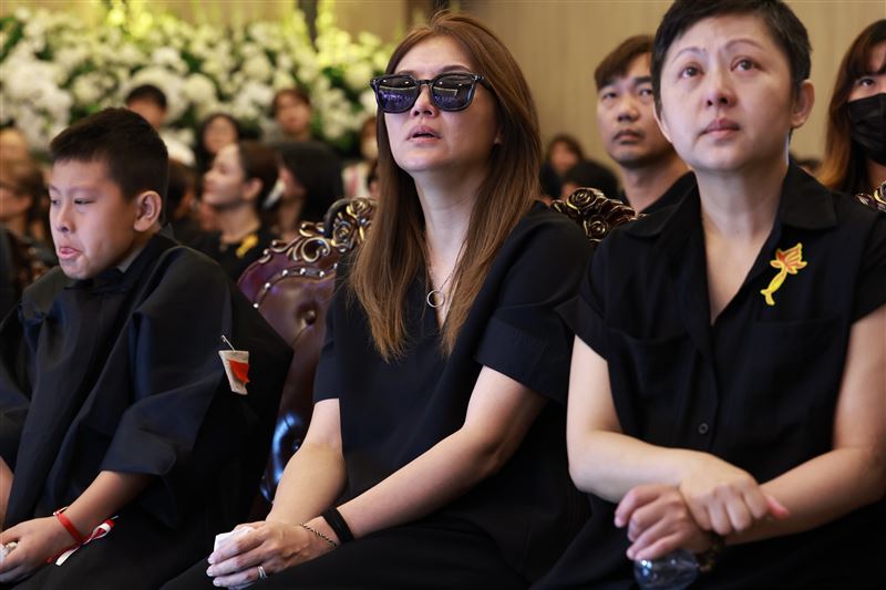 傅子純遺孀李佳綺(中)神情哀戚。(圖/民視提供)
