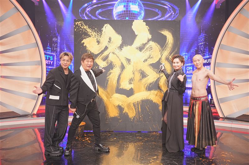 火劍大師蔡宏毅(右1)帶來「國際級火劍」表演。(圖/華視提供)