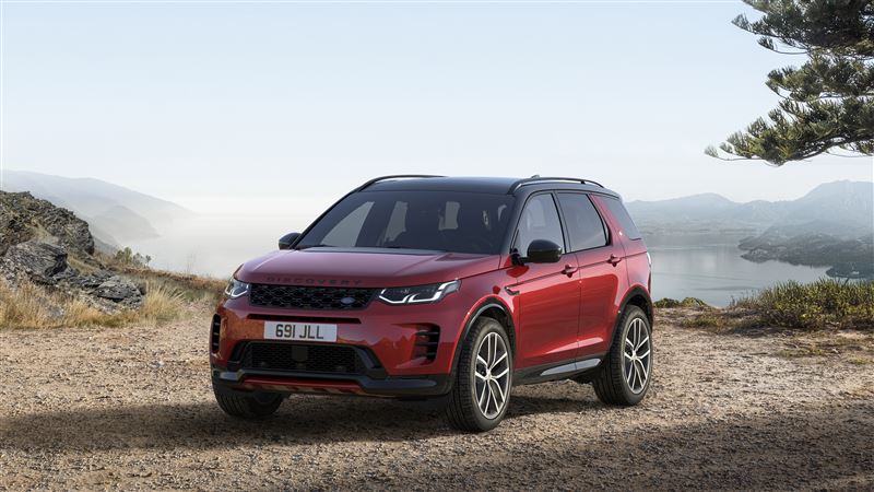 2026年式Discovery Sport配備亮黑化外觀套件。(圖/JLR提供)