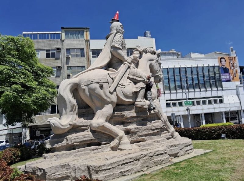 台南市中西區延平郡王祠庭園豎立的巨大鄭成功騎馬石像，4日上午被發現頭頂放了1個交通三角錐，警方已展開調查。（台南市政府提供）