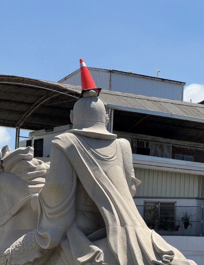 台南市中西區延平郡王祠庭園豎立的巨大鄭成功騎馬石像，4日上午被發現頭頂放了1個交通三角錐，管理人員獲報後立刻取下，警方也已展開調查。（台南市政府提供）