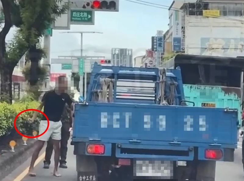 林男持登山小刀在小貨車駕駛座旁叫囂、揮舞。(圖/翻攝自黑色豪門企業)