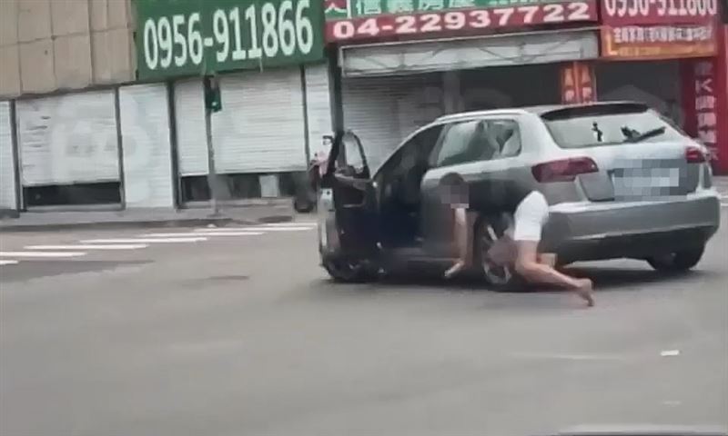 林男遭小貨車司機持榔頭追打,一度被打趴,跌坐在地。(圖/翻攝自黑色豪門企業)