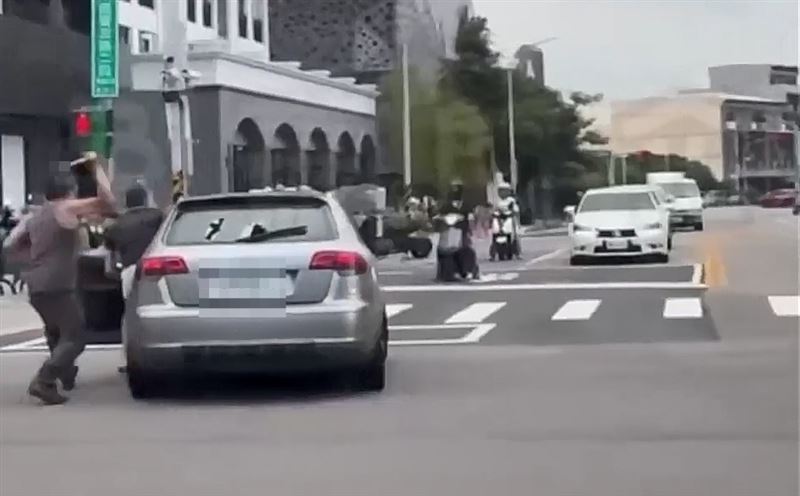 台中街頭驚見火爆全武行,2名男子因行車糾紛,持登山小刀、榔頭互毆。(圖/翻攝自黑色豪門企業)